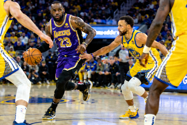 NBA季后赛湖人队对阵勇士队高清直播画面 - 勒布朗·詹姆斯持球突破