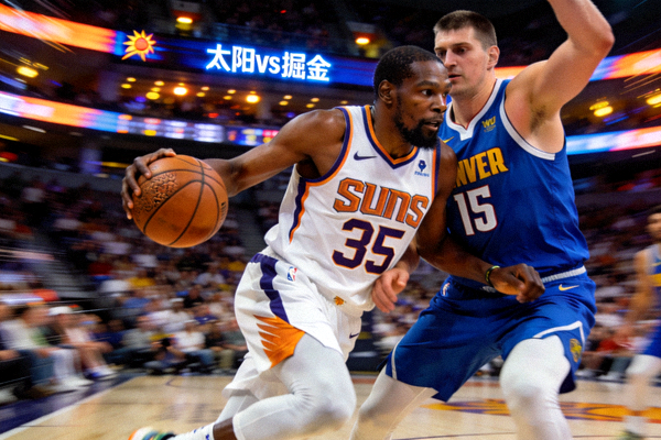 NBA季后赛太阳队对阵掘金队精彩瞬间 - 凯文·杜兰特与尼古拉·约基奇对抗