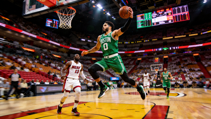NBA季后赛凯尔特人队对阵热火队东部决赛高清图片 - 杰森·塔图姆突破上篮