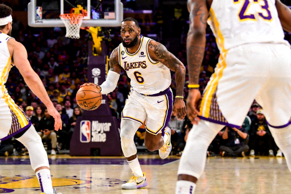 NBA季后赛湖人队对阵勇士队的比赛现场高清图片 - 勒布朗·詹姆斯持球突破