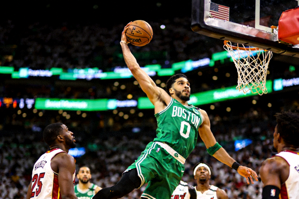 NBA季后赛凯尔特人队对阵热火队的比赛图片 - 杰森·塔图姆投篮瞬间