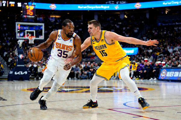 NBA季后赛太阳队对阵掘金队的比赛图片 - 凯文·杜兰特与尼古拉·约基奇对抗