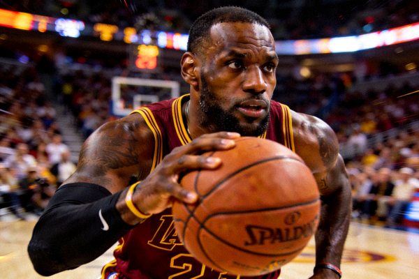 NBA比赛高清直播画面 - 勒布朗·詹姆斯持球突破特写